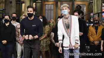 Machine Gun Kelly falls off ‘Saturday Night Live’ stage during end credits