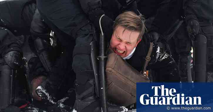 Russian police arrest protesters demanding Navalny's release – video