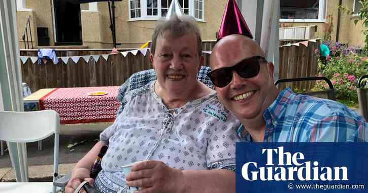 'They've been ignored': older people cared for at home face vaccine delays