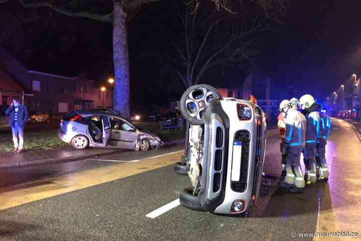 Auto kantelt op zijn zij