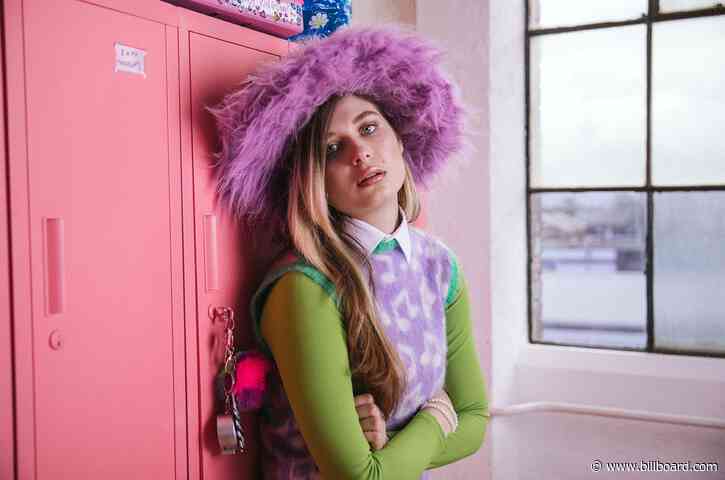 20 Questions With Baby Queen: ‘Twilight,’ Taylor Swift Karaoke & Recording Pop Gems in a Cardboard Box
