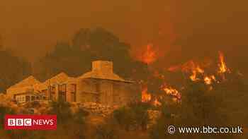 Perth: Bushfire threatens locked-down Australian city