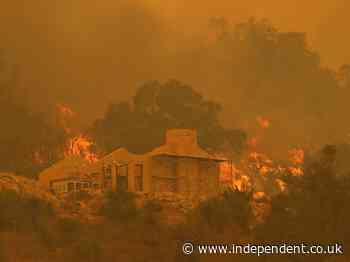 Australia urges thousands to abandon Covid lockdown as bushfire threatens Perth