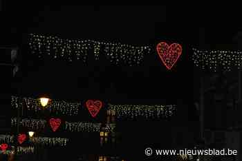 Valentijnsverlichting brengt extra sfeer in winkelstraten