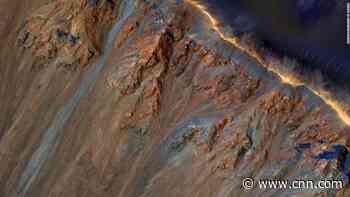 Martian landslides may be caused by melting ice and salt under the surface