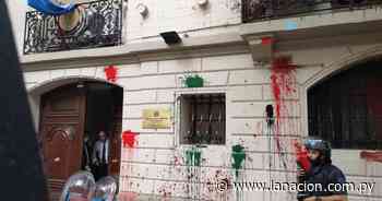 Con bombas molotov atacaron la embajada paraguaya en Buenos Aires - La Nación