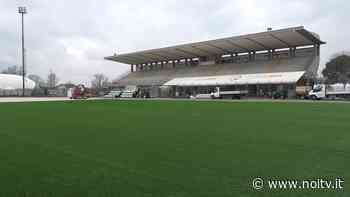 Stadio Porcari, si stende il nuovo manto di erba sintetica - NoiTV - La vostra televisione