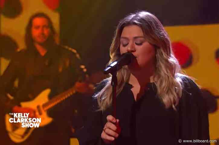 Kelly Clarkson Sinks Her Teeth Into Heart’s ‘Barracuda’ for Kellyoke Cover
