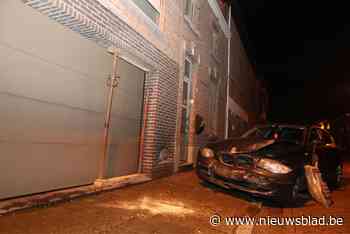 Auto belandt tegen gevel van woning (Niel) - Het Nieuwsblad