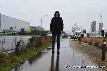 Het is onlangs vernieuwd maar fietsers mijden fietspad langs industrieterrein: “Bij de minste regen staat het vol plassen”<BR />