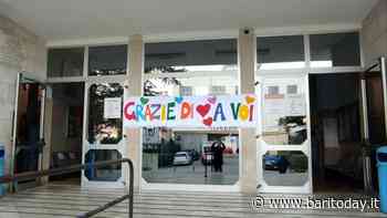 "Grazie di cuore", la sorpresa dei bambini per medici e infermieri: all'ingresso dell'ospedale spunta lo striscione colorato - BariToday