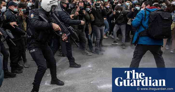 Turkey student protests: teargas, pepper spray and pot-banging – video