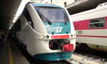 Un ubriaco senza mascherina ha tenuto un treno regionale fermo per quasi un'ora - AGI - Agenzia Italia