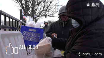 Generous Chicago restaurant owner buys out tamale vendors to help feed homeless