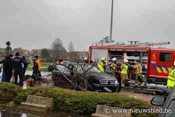 Vier auto's beschadigd na aanrijding op Mechelsesteenweg in Edegem - Het Nieuwsblad