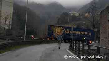 Via delle Fabbriche, tir sbaglia strada e resta incastrato - GenovaToday