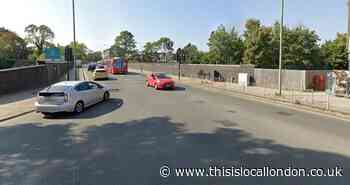 Friern Barnet Road: Traffic delays due to roadworks near station