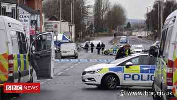 Dudley shooting: Man critical in hospital - BBC News