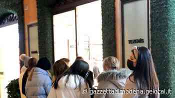E anche il centro storico di Modena si riempie I commercianti: «Ma i saldi non decollano» - La Gazzetta di Modena