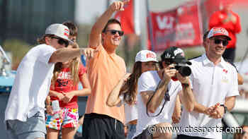 Tom Brady throws Lombardi Trophy from one boat to another during Buccaneers parade