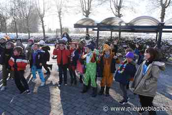 Leerlingen van tweede leerjaar dansen verkleed voor rusthuisbewoners<BR />