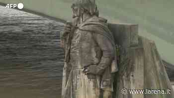 Video: A Parigi la Senna raggiunge i 4,50 m, fermo il traffico fluviale - L'Arena