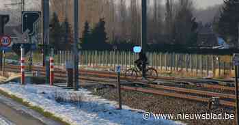 Dag na campagnestart tegen spoorlopen zorgt fietser voor ergernis - Het Nieuwsblad