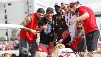 Chris Godwin somewhat absolves Scotty Miller of phone fumble during Buccaneers' boat parade