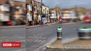 London food bank queue stretches down road - BBC News