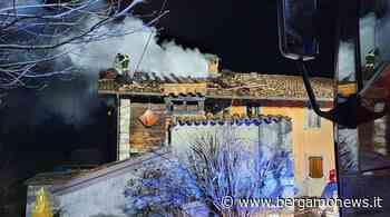 Clusone, tetto di un’abitazione in fiamme: intervengono i vigili del fuoco - BergamoNews.it