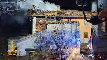 Incendio nella notte, tetto in fiamme a Clusone - MyValley.it