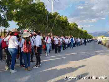 Tumultos en Zinacatepec para saludar y hacer peticiones a AMLO | e-consulta.com 2021 - e-consulta