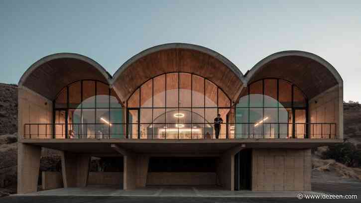 MAPAA builds vaulted concrete office for family wine business in Chile