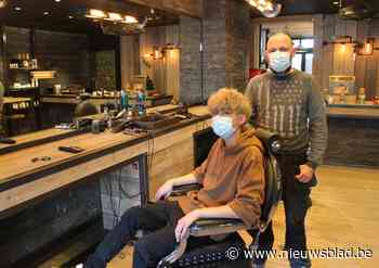 Barbier John opnieuw van start met dubbel gevoel: “Mensen komen hier niet enkel voor hun kapsel, maar ook voor een babbel” - Het Nieuwsblad