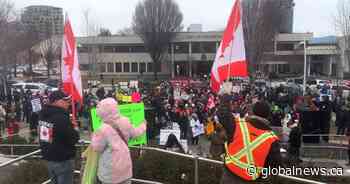 Coronavirus: ‘Mega rally’ in Kelowna draws scores of protesters - Globalnews.ca