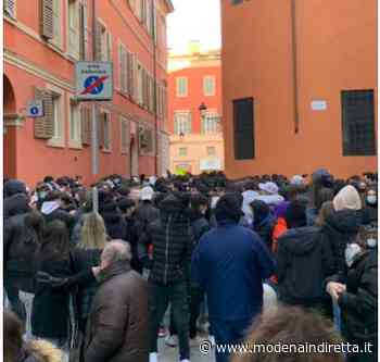 Assembramenti in centro a Modena nel sabato che precede San Valentino - modenaindiretta.it