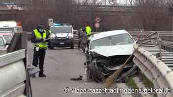Modena incidente in tangenziale: auto schiacciata contro il guard rail - Gazzetta di Modena