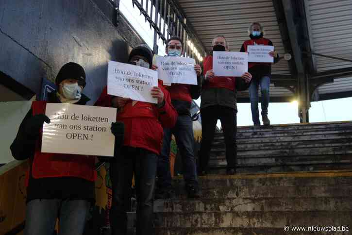 PVDA voert actie tegen sluiting stationsloketten
