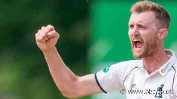 Olly Hannon-Dalby: Warwickshire seamer signs extended contract