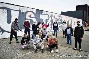 Jongeren spuiten graffiti op muren... en voor één keer mag het