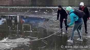 Amsterdam: Bystanders rescue skaters after ice breaks