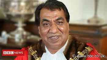 Covid: Blackburn mayor resigns over wedding party rule breach
