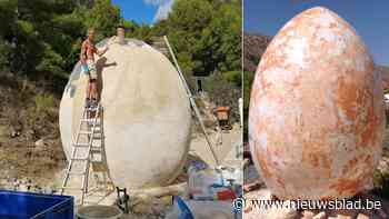 Geen eitje, dat corona-ei: “Ruim vijf meter hoog, zes ton zwaar en àlles eigenhandig gemaakt met zakjes van 25 kilo”