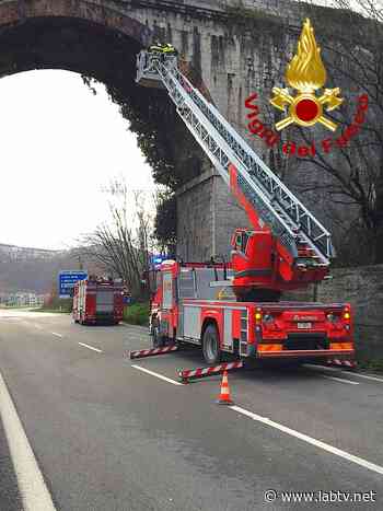 Solofra| Stalattiti di ghiaccio sotto il ponte del raccordo, pericolo rimosso - LabTV