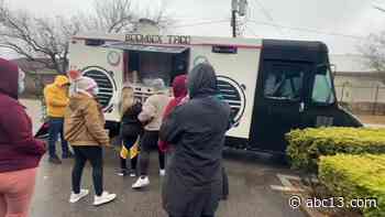 Boombox Taco Truck feeds 800 families without power or water - KTRK-TV