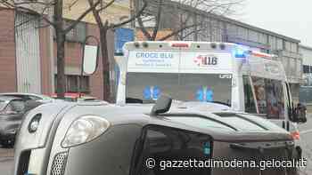 Modena. Schianto tra due auto in via Respighi: una si ribalta sul fianco - La Gazzetta di Modena