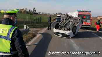 Castelvetro. Sbanda e poi si ribalta Automobilista ferito - La Gazzetta di Modena