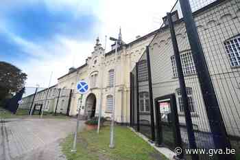 Geïnterneerde gaat door het lint: vijf cipiers gewond - Gazet van Antwerpen