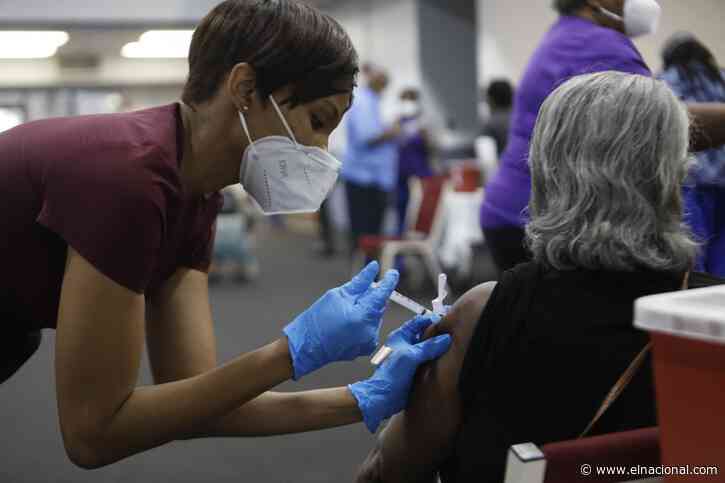 Dos mujeres se disfrazan de abuelas para recibir la vacuna de covid-19 en Florida