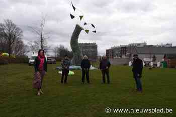 Tien meter hoog, acht meter breed en gemaakt van 10.000 petflessen: gigantische walvisstaart vraagt aandacht voor plasticprobleem - Het Nieuwsblad